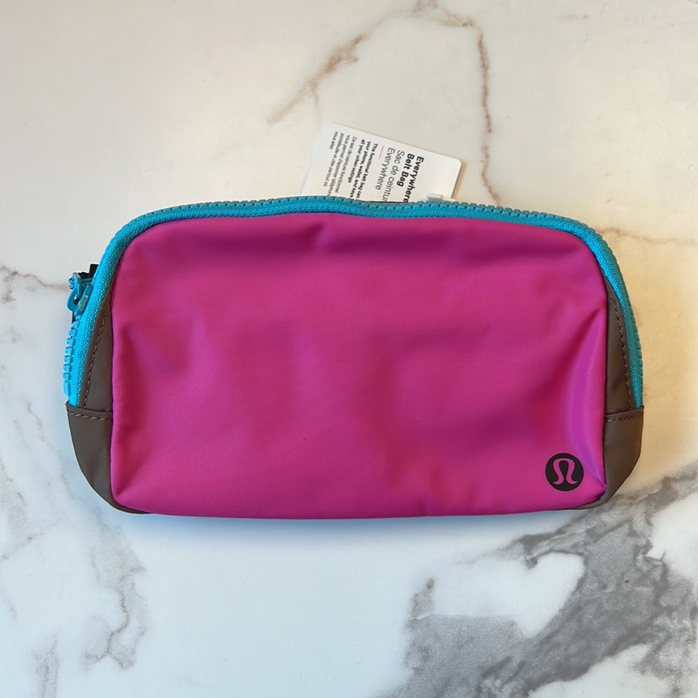 π Lululemon π NWT Everywhere Belt Bag Sonic Pink - Picture 6 of 7